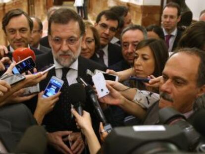 Mariano Rajoy atiende a los medios tras la sesión de control en el Congreso.