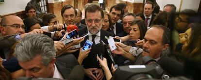 Mariano Rajoy atiende a los medios tras la sesión de control en el Congreso.