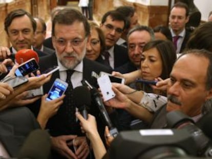 Mariano Rajoy atiende a los medios tras la sesión de control en el Congreso.