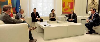 Pedro Sánchez reunido con los agentes sociales en La Moncloa