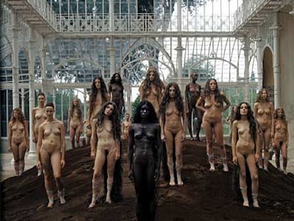 Una de las imágenes de la acción de Vanessa Beecroft, 'VB53' (2003), en Florencia.