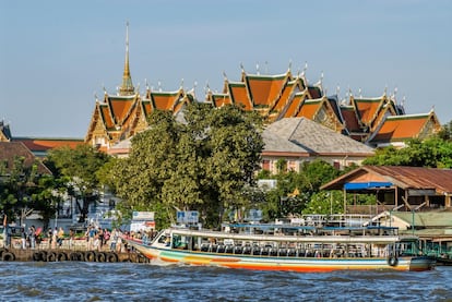 En la capital tailandesa, además, no hace falta un gran presupuesto para admirar sus tesoros culturales, como contemplar el palacio real (en la foto) o Wat Arun, el Templo del Atardecer, otra de las maravillas de la ciudad: desde el río, las imponentes 'prangs' (torres de estilo jemer) parecen hechas de piedra labrada, pero de cerca se aprecia que están recubiertas de mosaicos elaborados con fragmentos de porcelana. Por el precio de un cuenco de arroz se puede disfrutar de una evocadora panorámica de Bangkok en una excursión fluvial. El mejor momento para embarcar en el ferri que navega por el río Chao Phraya (Chao Phraya River Boats) desde 1971 es al atardecer; hay que unirse a los monjes que esperan en el muelle de Tha Phra Athit, y después es el momento de ver pasar algunos de los principales monumentos de Krung Thep (el nombre oficial de Bangkok) al fresco de la brisa nocturna.