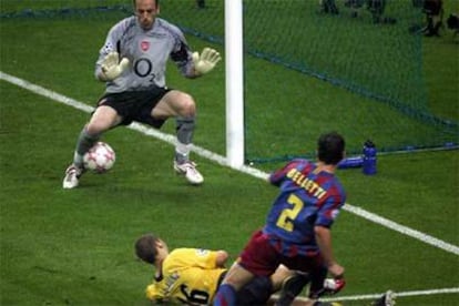 Belletti observa cómo el balón se cuela bajo las piernas de Almunia en el gol del triunfo.