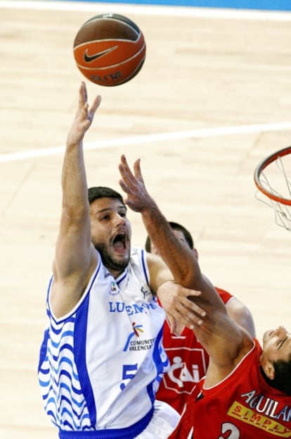 Ivanov tira a canasta contra el CAI Zaragoza.