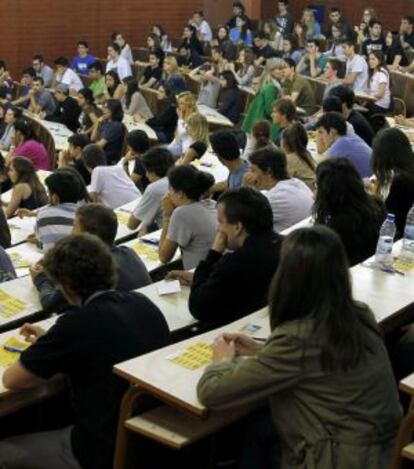 Estudiantes durante una de las pruebas de selectividad del pasado martes.