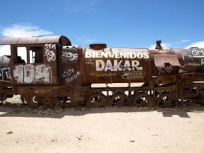 Locomotora abandonada en la población de Uyuni (Bolivia), vestigio de la desaparecida industria minera.