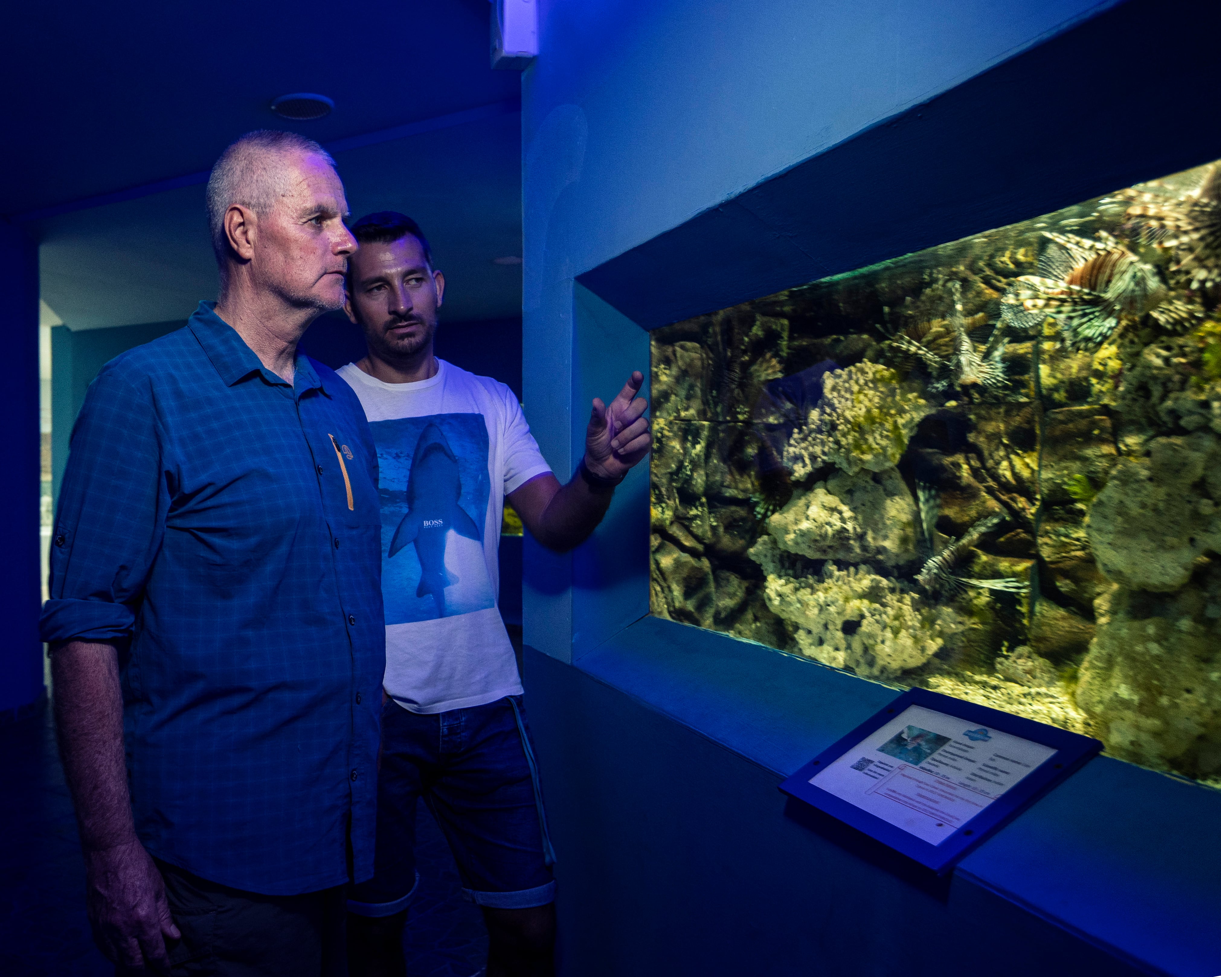 Carlos Jiménez (izquierda) junto a Vasilis Andreou, en el acuario de Protaras.