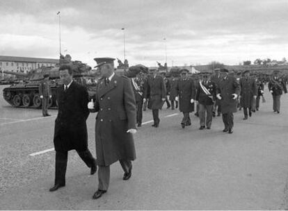 Alberto Oliart en 1981, en su etapa como ministro de Defensa, junto al teniente general Quintana Lacaci.