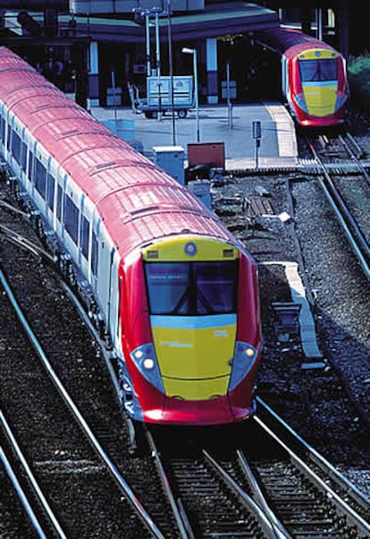 Un tren de National Express, a la salida de uno de los depósitos que la compañía tiene en Londres.