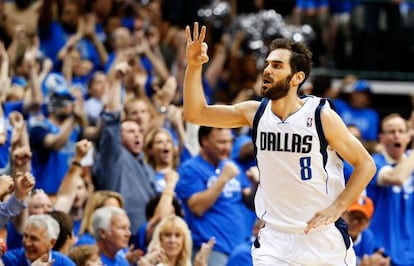 Calderón celebra un triple con los Mavericks.