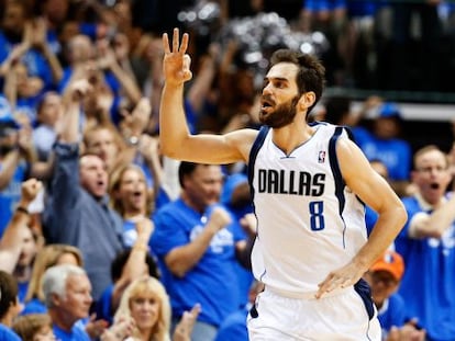 Calder&oacute;n celebra un triple con los Mavericks.