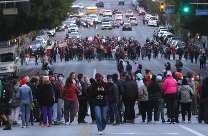 Los manifestantes se reúnen en Sunset Boulevard contra el retiro del campamento, 25 de marzo en Los Ángeles, California.