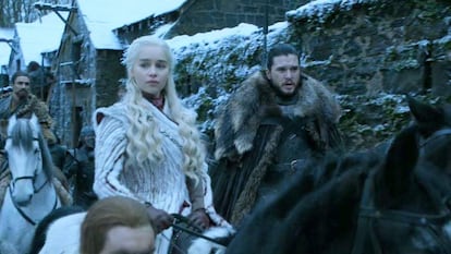 Vestida de blanco, acompañada por Jon Nieve, Daenerys llega a Invernalia para luchar contra los caminantes blancos. Es la primera vez que por voluntad propia se desvía de su obsesión. Y es la primera vez desde que llega a Poniente que se la ve vestida de blanco (de un color claro en general). Esto puede tener una doble lectura: la de la esperanza de alguien que llega con la ayuda necesaria y que lo hace de forma más o menos desinteresada o la de la amenaza, que es blanca, venga del norte o venga del otro lado del océano. Su mala relación con Sansa y la revelación del secreto Targaryen de Jon marcará la tensión a partir de aquí con este último.