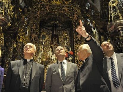 Jes&uacute;s V&aacute;zquez, en el centro, en una visita ayer a la catedral de Ourense.