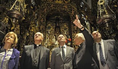 Jes&uacute;s V&aacute;zquez, en el centro, en una visita ayer a la catedral de Ourense.