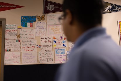 Un estudiante observa una obra expuesta en uno de los pasillos del instituto.