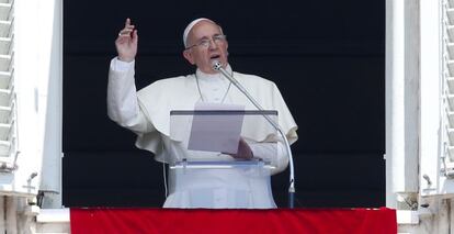 El papa Francisco se dirige a sus fieles en la plaza de San Pedro en Roma.