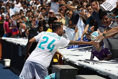 El centrocampista sevillano Dani Ceballos durante su presentación como nuevo jugador del Real Madrid en un acto que ha tenido lugar hoy en el estadio Santiago Bernabéu.