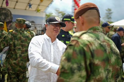 El presidente de Colombia, Gustavo Petro, saluda a un soldado en Saravena, Arauca