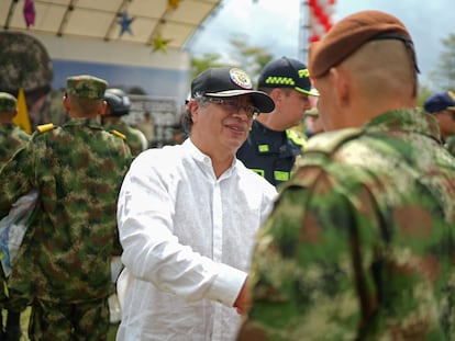Gustavo Petro saluda a un militar durante un acto en Saravena (Colombia).