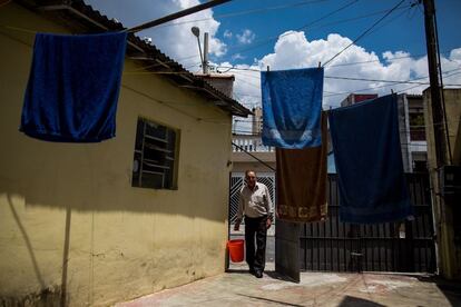 Na casa de José Martins, há meses as torneiras estão secas durante grande parte do dia. O idoso já se acostumou a captar água de chuva em baldes e a reciclar a água da máquina de lavar roupa.