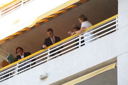 La comitiva judicial en el balcó dels fets.