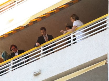 La comitiva judicial al balcó dels fets.