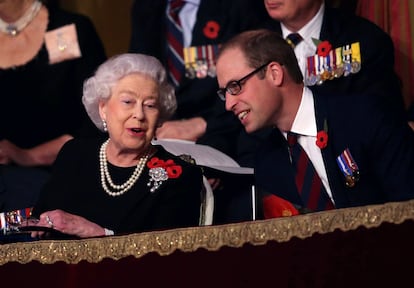 La reina Isabel II junto a su nieto el príncipe Guillermo en el festival anual del Recuerdo, el día que celebra a los caídos de guerra, el 7 de noviembre de 2015 en Londres.