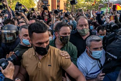 Cientos de personas rodearon el acto preelectoral de Vox en el barrio madrileño de Vallecas, este miércoles. 
