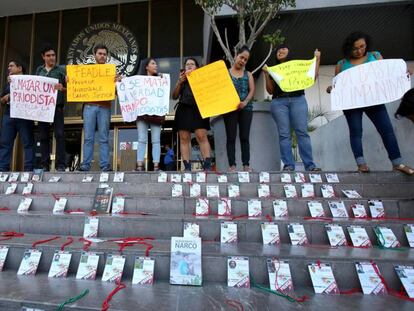 Manifestantes em Guadalajara protestam contra assassinato de jornalistas.