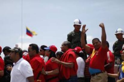 Miles de simpatizantes del desaparecido presidente de Venezuela, Hugo Chávez, hacen fila en los alrededores de la Academia Militar para despedir al líder del país en los últimos trece años.