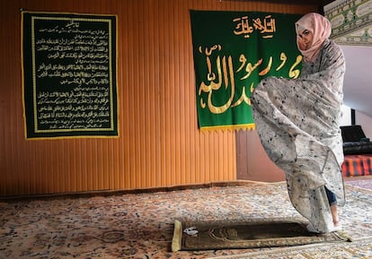 Malak Hadi Hussein, refugiada iraquí, reza en la Casa Cultural Islámica Ahlul Bayt, en Bogotá, Colombia.