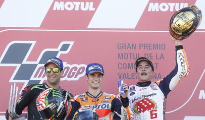 Los pilotos, Dani Pedrosa (C, ganador de la carrera en Cheste), Johann Zarco (I, segundo clasificado) y Marc Marquez (D, tercero y campeón del mundo) en el podio de circuit Ricardo Tormo.