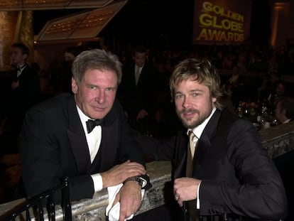 Harrison Ford y Brad Pitt posan juntos en el 'backstage' de los Globos de Oro, en el hotel Beverly Hilton de California en enero de 2002.