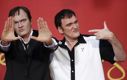 Quentin Tarantino, con su doble en el Madame Tussauds en Hollywood.