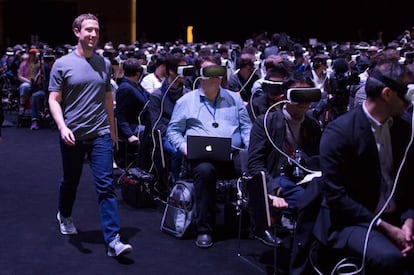 El fundador de Facebook, Mark Zuckerberg, a su llegada a la presentación de Samsung. Imagen de su cuenta de la red social.