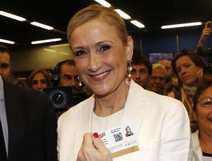 La presidenta regional Cristina Cifuentes mostrando su abono transporte. 