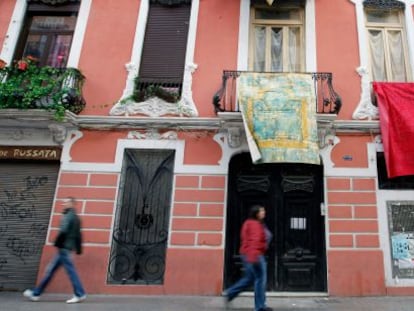 Los balcones del barrio de Russafa en Valencia se han convertido en una galer&iacute;a de arte improvisada.