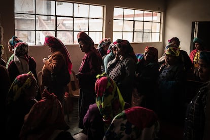 Mujeres indígenas maya-chuj saliendo de una reunión en San Mateo Ixtatán. La empresa Energía y Renovación mintió sobre la presencia de indígenas en la zona para obtener financiamiento del BID Invest y sortear su restricción.