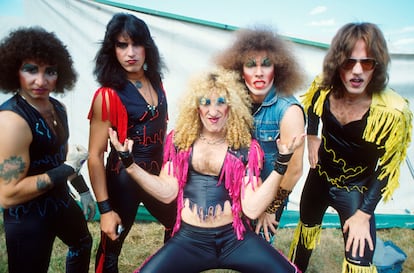 Twisted Sister en 1982 en el festival inglés de Reading. Desde la izquierda:  AJ Pero, Eddie Ojeda, Dee Snider, Mark Mendoza y JJ French.  