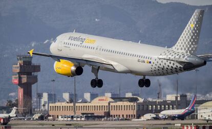 Un avión de Vueling aterriza en el aeropuerto de El Prat de Barcelona