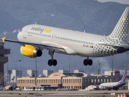 Un avión de Vueling aterriza en el aeropuerto de El Prat de Barcelona