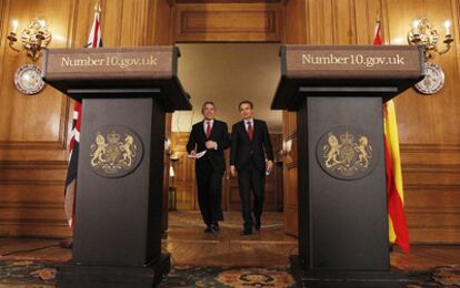 Gordon Brown y José Luis Rodríguez Zapatero se dirigen a los atriles para la rueda de prensa en Downing Street.