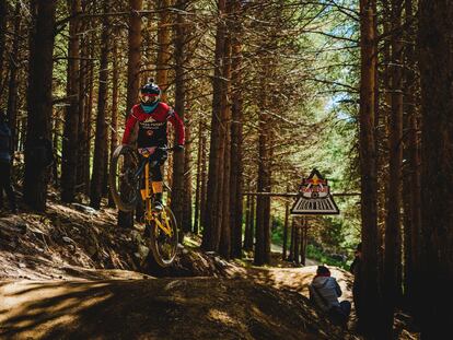 Un participante de la Red Bull Holly Bike 2019, que se celebró del 25 al 26 de mayo de 2019 en la estación de esquí la Pinilla.