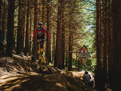 Un participante de la Red Bull Holly Bike 2019, que se celebró del 25 al 26 de mayo de 2019 en la estación de esquí la Pinilla. 