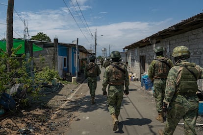 Militares patrullan Puerto Conchero.