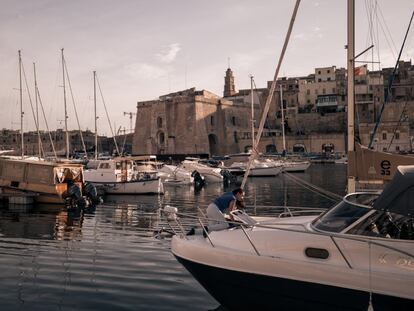 Birgu, Malta. 15 de mayo de 2018. Una joven en un barco privado amarrado en el puerto.