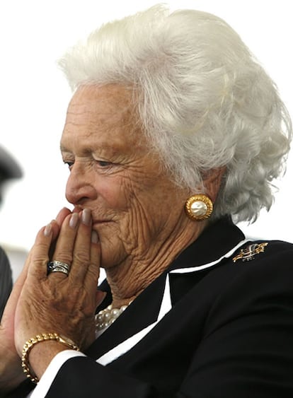 La ex primera dama de EEUU y madre del ex presidente, Barbara Bush, ha sido sometida a una operación de corazón y está recuperándose sin problemas. La intervención se realizó en el Hospital Metodista de Houston y, según un portavoz, no tuvo ninguna relación con la de noviembre pasado cuando Bush, de 83 años, sufrió la perforación de una úlcera estomacal. Esta vez, la operación se llevó a cabo después de que Barbara Bush experimentara problemas de respiración la semana pasada, y los médicos descubrieran el endurecimiento de la aorta, indicó el hospital. Esa arteria fue sustituida durante la operación que duró dos horas y media.