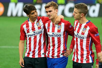 Antoine Griezmann es consolados por dos de sus compañeros.
