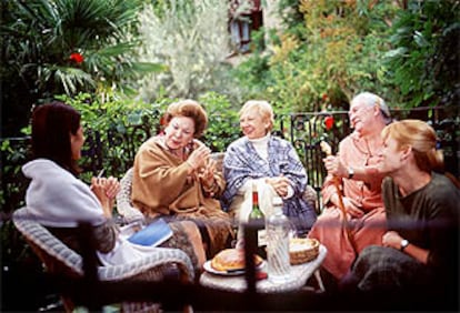 De izquierda a derecha, Blanca Oteyza, Aurora Bautista, Berta Riaza, Margarita Lozano y Antonia San Juan.